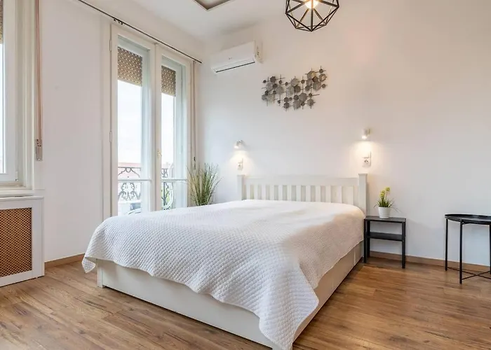 Midtown Gleaming * Budapesta